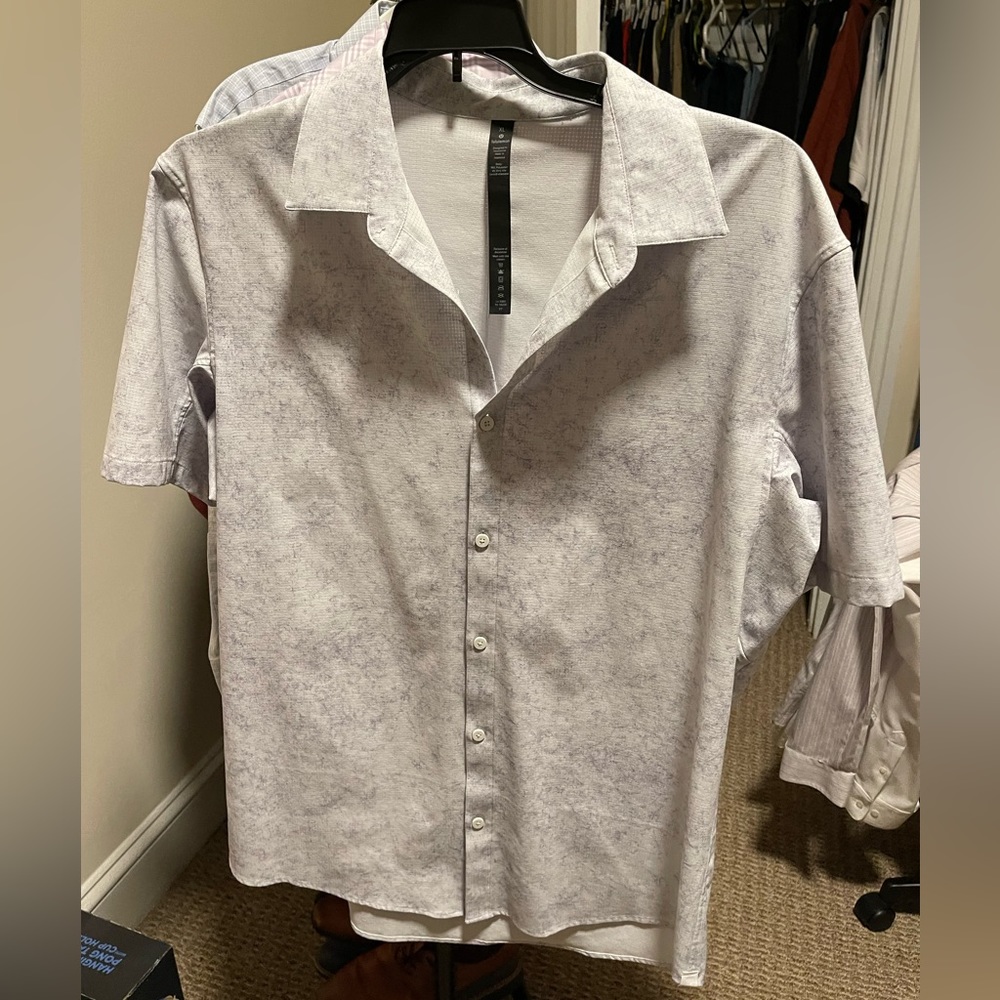 LULU LEMON MENS BUTTON UP SHORT SLEEVE SHIRT